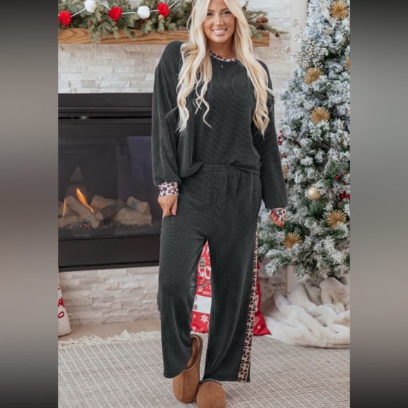 1085. Ribbed animal print striped lounge set - Picture 2 of 2